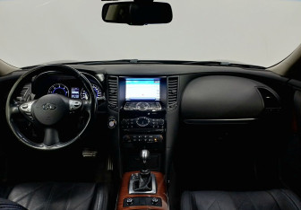 Подержанный автомобиль Infiniti QX70 2013 года (12 фото)