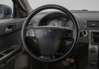 Подержанный автомобиль Volvo S40 2007 года (15 фото)