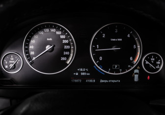 Подержанный автомобиль BMW X5 2015 года (10 фото)