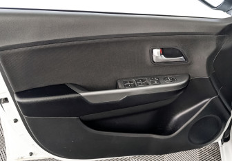 Подержанный автомобиль Kia Rio Sedan 2017 года (19 фото)