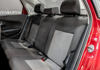 Подержанный автомобиль Volkswagen Polo Sedan 2012 года (12 фото)