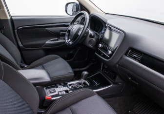 Подержанный автомобиль Mitsubishi Outlander 2021 года (9 фото)