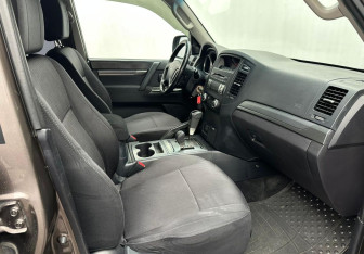 Подержанный автомобиль Mitsubishi Pajero 2012 года (13 фото)