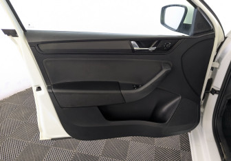 Подержанный автомобиль Skoda Rapid Liftback 2019 года (19 фото)