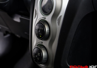 Подержанный автомобиль Toyota Yaris Hatchback 2008 года (14 фото)