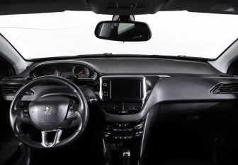 Подержанный автомобиль Peugeot 208 2013 года (17 фото)