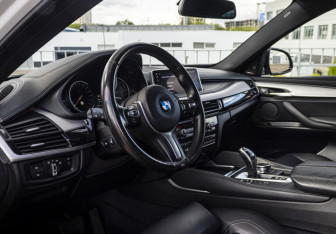 Подержанный автомобиль BMW X6 2017 года (9 фото)