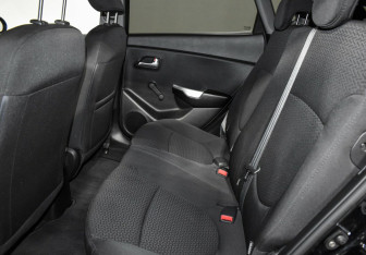 Подержанный автомобиль Kia Rio Hatchback 2014 года (16 фото)