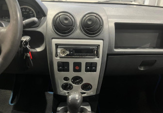 Подержанный автомобиль Renault Logan Sedan 2006 года (14 фото)