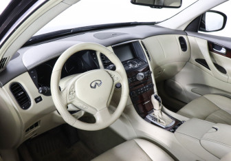 Подержанный автомобиль Infiniti QX50 2015 года (5 фото)