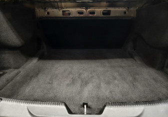 Подержанный автомобиль Jaguar XE 2018 года (15 фото)