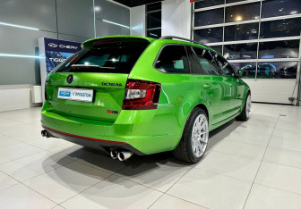 Подержанный автомобиль Skoda Octavia RS Wagon 2019 года (4 фото)