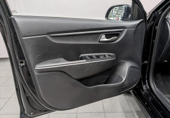 Подержанный автомобиль Kia Rio Hatchback 2021 года (19 фото)