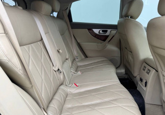 Подержанный автомобиль Infiniti QX70 2013 года (11 фото)