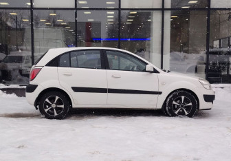 Подержанный автомобиль Kia Rio Hatchback 2009 года (4 фото)