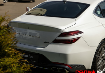 Подержанный автомобиль Genesis G70 2021 года (17 фото)