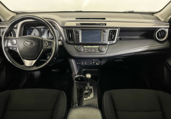 Подержанный автомобиль Toyota RAV4 2017 года (12 фото)