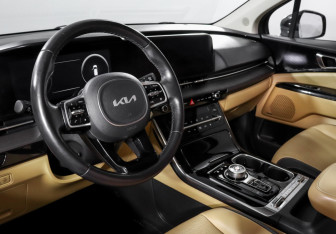 Подержанный автомобиль Kia Carnival 2022 года (14 фото)
