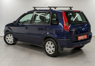 Подержанный автомобиль Ford Fusion 2005 года (7 фото)