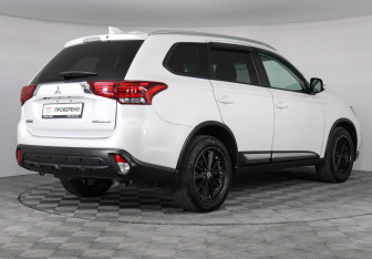 Подержанный автомобиль Mitsubishi Outlander 2019 года (5 фото)