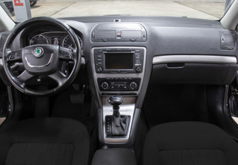 Подержанный автомобиль Skoda Octavia Liftback 2012 года (14 фото)