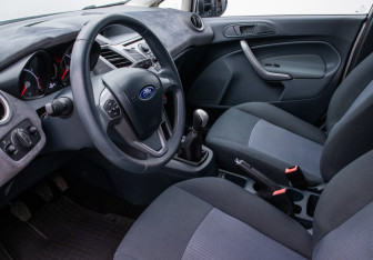 Подержанный автомобиль Ford Fiesta Hatchback 2010 года (10 фото)