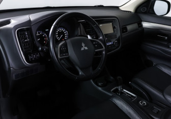 Подержанный автомобиль Mitsubishi Outlander 2014 года (15 фото)