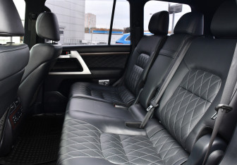 Подержанный автомобиль Toyota Land Cruiser Suv 2017 года (12 фото)