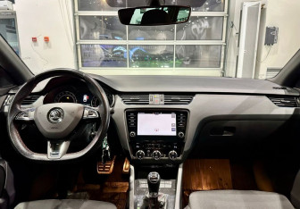 Подержанный автомобиль Skoda Octavia RS Wagon 2019 года (16 фото)