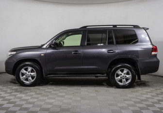 Подержанный автомобиль Toyota Land Cruiser Suv 2010 года (8 фото)