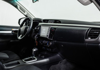 Подержанный автомобиль Toyota Hilux 2021 года (9 фото)