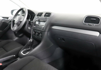 Подержанный автомобиль Volkswagen Golf Hatchback 2012 года (5 фото)