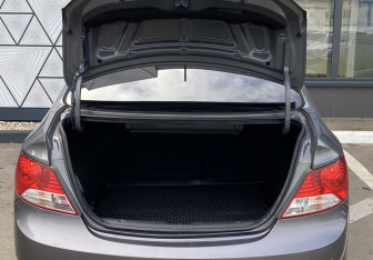 Подержанный автомобиль Hyundai Solaris Sedan 2012 года (9 фото)