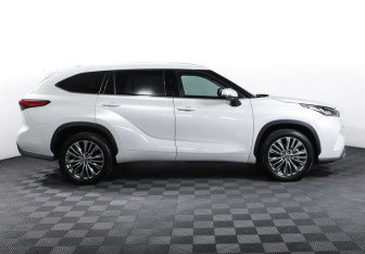 Подержанный автомобиль Toyota Highlander 2023 года (4 фото)