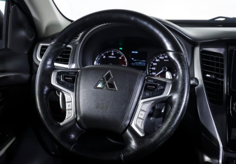 Подержанный автомобиль Mitsubishi Pajero Sport 2019 года (13 фото)