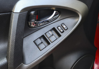 Подержанный автомобиль Toyota RAV4 2010 года (16 фото)