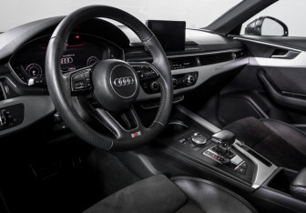 Подержанный автомобиль Audi A4 Sedan 2017 года (14 фото)