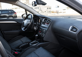 Подержанный автомобиль Citroen C4 Hatchback 2012 года (14 фото)