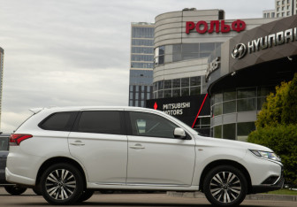 Подержанный автомобиль Mitsubishi Outlander 2022 года (3 фото)