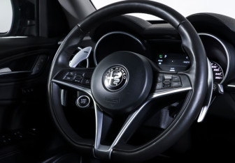 Подержанный автомобиль Alfa Romeo Stelvio 2017 года (14 фото)