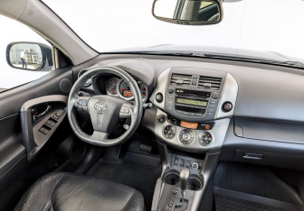 Подержанный автомобиль Toyota RAV4 2011 года (30 фото)