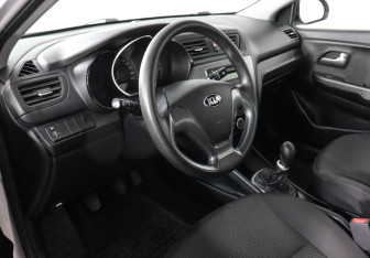 Подержанный автомобиль Kia Rio Sedan 2016 года (9 фото)