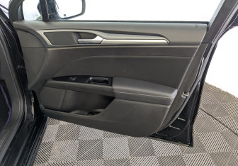 Подержанный автомобиль Ford Mondeo Sedan 2017 года (24 фото)