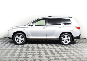 Подержанный автомобиль Toyota Highlander 2013 года (3 фото)
