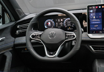 Подержанный автомобиль Volkswagen Tiguan 2025 года (14 фото)