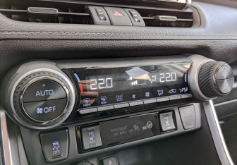 Подержанный автомобиль Toyota RAV4 2021 года (20 фото)