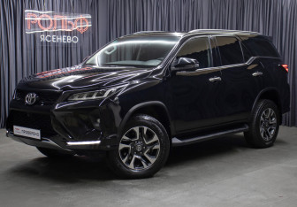 Подержанный автомобиль Toyota Fortuner 2022 года (1 фото)