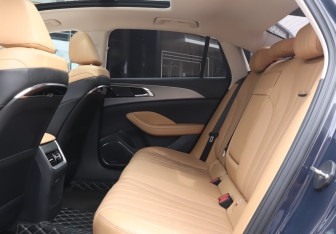 Подержанный автомобиль Hongqi H5 2024 года (10 фото)