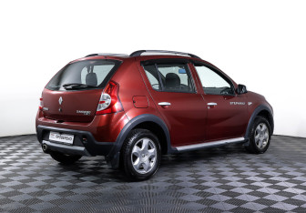 Подержанный автомобиль Renault Sandero 2011 года (5 фото)