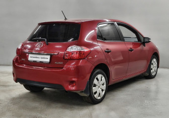Подержанный автомобиль Toyota Auris Hatchback 2011 года (5 фото)